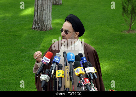 Le Président iranien Mohammad Khatami parle avec des journalistes après une réunion du cabinet à Téhéran le 17 novembre 2004. Khatami appelle un accord conclu avec les nations européennes une "grande victoire" mais a averti Téhéran ne respectera pas ses engagements si les Européens ne parviennent pas à soutenir l'Iran à l'ONU la semaine prochaine réunion de surveillance nucléaire . (Photo d'UPI/Ali Khaligh) Banque D'Images