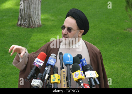 Le Président iranien Mohammad Khatami parle avec des journalistes après une réunion du cabinet à Téhéran le 17 novembre 2004. Khatami appelle un accord conclu avec les nations européennes une "grande victoire" mais a averti Téhéran ne respectera pas ses engagements si les Européens ne parviennent pas à soutenir l'Iran à l'ONU la semaine prochaine réunion de surveillance nucléaire . (Photo d'UPI/Ali Khaligh) Banque D'Images