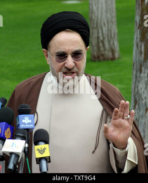 Le Président iranien Mohammad Khatami parle avec des journalistes après une réunion du cabinet à Téhéran le 17 novembre 2004. Khatami appelle un accord conclu avec les nations européennes une "grande victoire" mais a averti Téhéran ne respectera pas ses engagements si les Européens ne parviennent pas à soutenir l'Iran à l'ONU la semaine prochaine réunion de surveillance nucléaire . (Photo d'UPI/Ali Khaligh) Banque D'Images