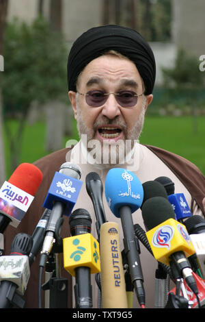 Le Président iranien Mohammad Khatami parle avec des journalistes après une réunion du cabinet à Téhéran le 17 novembre 2004. Khatami appelle un accord conclu avec les nations européennes une "grande victoire" mais a averti Téhéran ne respectera pas ses engagements si les Européens ne parviennent pas à soutenir l'Iran à l'ONU la semaine prochaine réunion de surveillance nucléaire . (Photo d'UPI/Ali Khaligh) Banque D'Images