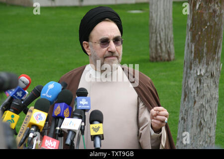 Le Président iranien Mohammad Khatami parle avec des journalistes après une réunion du cabinet à Téhéran le 17 novembre 2004. Khatami appelle un accord conclu avec les nations européennes une "grande victoire" mais a averti Téhéran ne respectera pas ses engagements si les Européens ne parviennent pas à soutenir l'Iran à l'ONU la semaine prochaine réunion de surveillance nucléaire . (Photo d'UPI/Ali Khaligh) Banque D'Images