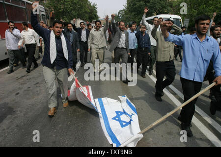 Les membres de l'Iran islamiste extrémiste bassidji manifester devant l'ambassade allemande à Téhéran, le 25 mai 2005. Plusieurs centaines de membres de la groupe radical a organisé une série de manifestations devant les ambassades de Grande-Bretagne, la France et l'Allemagne dans la capitale iranienne pour défendre la république islamique est "droit" d'avoir un programme nucléaire. (Photo d'UPI/Mohammad Rezaei) Banque D'Images