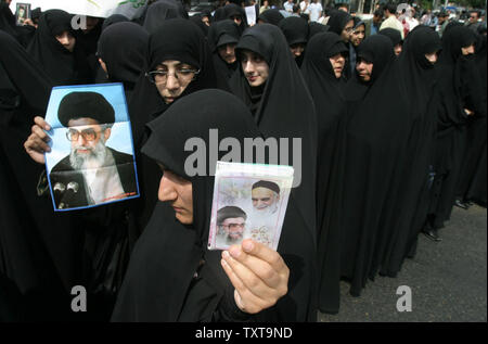 Les membres de l'Iran islamiste extrémiste bassidji manifester devant l'ambassade allemande à Téhéran, le 25 mai 2005. Plusieurs centaines de membres de la groupe radical a organisé une série de manifestations devant les ambassades de Grande-Bretagne, la France et l'Allemagne dans la capitale iranienne pour défendre la république islamique est "droit" d'avoir un programme nucléaire. (Photo d'UPI/Mohammad Rezaei) Banque D'Images