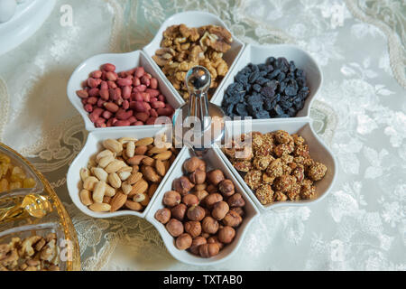 L'amande, de noix, de l'Arachis, les raisins secs, les noix et les noix sont dans le bol. Desserts mixtes Banque D'Images