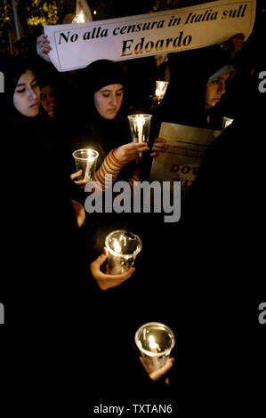 Les femmes iraniennes protestataire détient des bougies au cours d'une manifestation pour commémorer l'anniversaire de la mort d'Edoardo Agnelli, fils de Gianni Agnelli, propriétaire de la société Fiat, en face de l'ambassade d'Italie à Téhéran, Iran, le 15 novembre 2005.Les manifestants croient Edoardo a été tué par Israël à la suite de sa conversion à l'Islam.(Photo UPI/Mohammad Kheirkhah) Banque D'Images