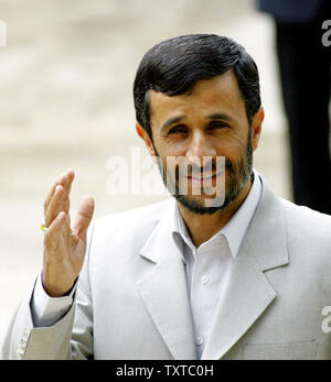 Le président iranien Mahmoud Ahmadinejad agite sa main pour les photographes comme il assiste à une cérémonie officielle de départ pour le président soudanais Omar el-Béchir, le 26 avril 2006. Le lundi 8 mai 2006, il est annoncé que le ministre des Affaires étrangères, Manouchehr Mottaki a présenté une lettre du Président Mahmoud Ahmadinejad au président des États-Unis, George W. Bush à l'ambassade de Suisse à Téhéran. La lettre propose de nouvelles solutions' et 'est la première lettre d'un chef d'État iranien à un président américain en 27 ans. (Photo d'UPI/Mohammad Kheirkhah/fichier) Banque D'Images