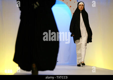 Modèles porter des robes islamique iranienne faites par les concepteurs de l'Iran au cours d'un défilé de mode à Téhéran le 18 juillet 2006. (Photo d'UPI/Mohammad Kheirkhah) Banque D'Images