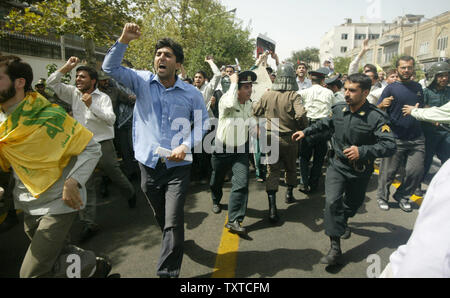 La police antiémeute iranienne en conflit avec des membres de l'Iran islamiste extrémiste bassidji, lors d'une manifestation de soutien au Liban en face de l'ambassade britannique à Téhéran, Iran, le 4 août 2006. (Photo d'UPI/Mohammad Kheirkhah) Banque D'Images