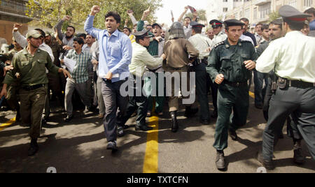 La police antiémeute iranienne en conflit avec des membres de l'Iran islamiste extrémiste bassidji, lors d'une manifestation de soutien au Liban en face de l'ambassade britannique à Téhéran, Iran, le 4 août 2006. (Photo d'UPI/Mohammad Kheirkhah) Banque D'Images