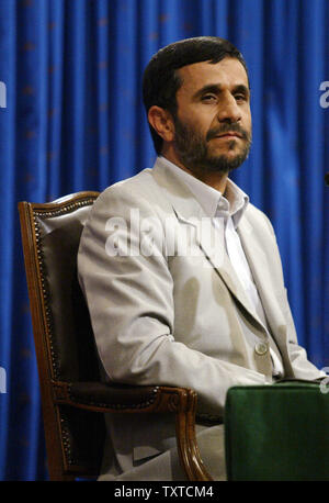 Le président iranien Mahmoud Ahmadinejad est à l'écoute une question lors de sa conférence de presse à Téhéran, Iran le 29 août 2006. Ahmadinejad a remis en question l'autorité de l'Organisation des Nations Unies et a contesté le président américain George W. Bush à un débat télévisé sur les questions mondiales. L'ONU a donné à l'Iran jusqu'au 31 août pour suspendre l'enrichissement d'uranium. (Photo d'UPI/Mohammad Kheirkhah) Banque D'Images