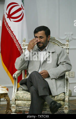 Le président iranien Mahmoud Ahmadinejad est à l'écoute avant d'accepter les lettres de créance du nouvel ambassadeur de Slovaquie à l'Iran, Anton Hajduk (non représenté) dans le bureau d'Ahmadinejad à Téhéran le 8 octobre 2006. Les États-Unis, à la suite de pourparlers crunch à Londres, prêt pour des négociations difficiles avec les autres puissances du monde sur un projet de résolution de l'ONU à imposer des sanctions contre l'Iran pour son programme nucléaire. (Photo d'UPI/Mohammad Kheirkhah) Banque D'Images