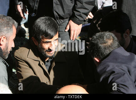 Le président iranien Mahmoud Ahmadinejad, serre la main avec les gens de la cérémonie de prière du vendredi à Téhéran le 2 février 2007. UPI (photo) Banque D'Images