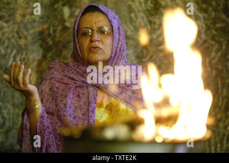 Un Iranian-Zoroastrian femme Fariba Khosravi prie au temple du feu de Pir-e Sabz dans le village de Chak Chak près de la ville d'Ardakan dans la province de Yazd 795km (495 milles) au sud-est de Téhéran, Iran, le 16 juin 2007. Chaque année De Juin 14-18 plusieurs milliers de Zoroastriens d'Iran, l'Inde et d'autres pays affluent vers le temple du feu de Pir-e Sabz. (Photo d'UPI/Mohammad Kheirkhah) Banque D'Images