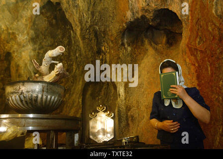 Un Iranian-Zoroastrian femme prie au temple du feu de Pir-e Sabz dans le village de Chak Chak près de la ville d'Ardakan dans la province de Yazd 795km (495 milles) au sud-est de Téhéran, Iran, le 17 juin 2007. Chaque année De Juin 14-18 plusieurs milliers de Zoroastriens d'Iran, l'Inde et d'autres pays affluent vers le temple du feu de Pir-e Sabz. (Photo d'UPI/Mohammad Kheirkhah) Banque D'Images