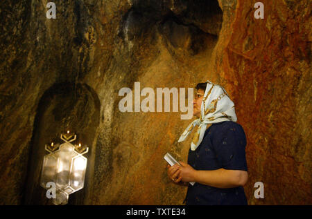 Un Iranian-Zoroastrian femme prie au temple du feu de Pir-e Sabz dans le village de Chak Chak près de la ville d'Ardakan dans la province de Yazd 795km (495 milles) au sud-est de Téhéran, Iran, le 17 juin 2007. Chaque année De Juin 14-18 plusieurs milliers de Zoroastriens d'Iran, l'Inde et d'autres pays affluent vers le temple du feu de Pir-e Sabz. (Photo d'UPI/Mohammad Kheirkhah) Banque D'Images