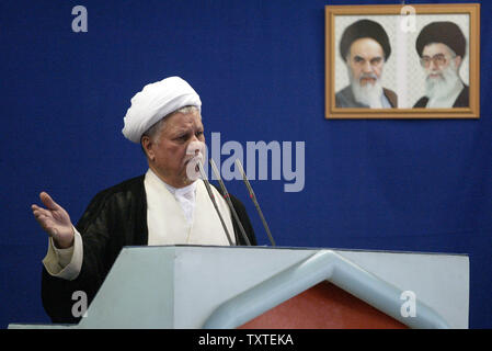 Chef de l'Etat iranien et le Conseil de discernement l'ancien président Ali Akbar Hashemi Rafsanjani hebdomadaire conduit la prière du vendredi sur Al Qods Day (Journée de Jérusalem) en face de campus de l'Université de Téhéran, Téhéran, Iran, le 5 octobre 2007. La Journée de Jérusalem, une journée annuelle de protestation a décrété en 1979 par le fondateur de l'Iran révolutionnaire la fin de l'Ayatollah Ruhollah Khomeini , vu des gens à travers le Moyen-Orient exigent que la ville sainte sera retournée au contrôle palestinien. Photos de l'Iran l'Ayatollah Ali Khamenei (R) et l'Iran est tard chef Supreme Rohollah Khomeyni (L) sont vus derrière Rafsanjani. (UPI P Banque D'Images