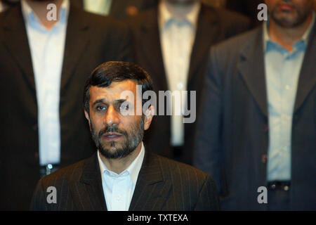 Le président iranien Mahmoud Ahmadinejad est à l'écoute de l'hymne national iranien qu'il assiste à la 44e assemblée générale de l'Asia-Pacific Broadcasting Union (ABU) à des services internationaux de la République islamique d'Iran (IRIB) conference centre de Téhéran, Iran, le 3 novembre 2007. (Photo d'UPI/Mohammad Kheirkhah) Banque D'Images