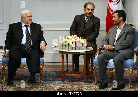 Le président iranien Mahmoud Ahmadinejad (R) à l'écoute le ministre syrien des Affaires étrangères, Walid Moualem (L) par l'intermédiaire d'un interprète lors d'une réunion à Téhéran, Iran, le 20 novembre 2007. (Photo d'UPI/STR) Banque D'Images