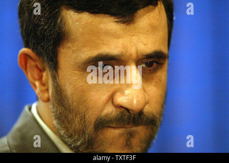 Le président iranien Mahmoud Ahmadinejad est à l'écoute une question lors d'une conférence de presse à Téhéran, Iran, le 11 décembre 2007. (Photo d'UPI/Mohammad Kheirkhah) Banque D'Images