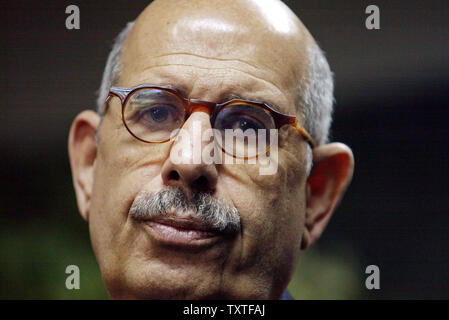 Directeur général de l'Agence internationale de l'énergie atomique (AIEA) Mohamed ElBaradei parle égyptien au cours de sa conférence de presse avec Gholamreza Aghazadeh, chef de l'Organisation de l'énergie atomique de l'Iran (pas vu) au bâtiment de recherche à Téhéran, l'énergie nucléaire, Téhéran, Iran, le 11 janvier 2007. (Photo d'UPI/Mohammad Kheirkhah). Banque D'Images