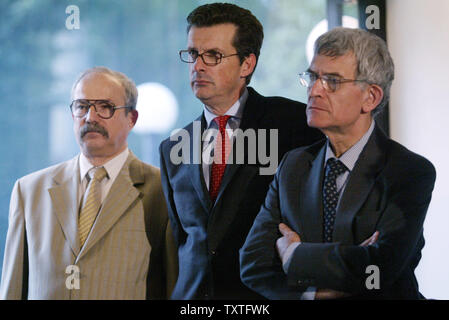 L'Ambassadeur de France en Iran, Bernard Poletti (R), l'Ambassadeur britannique en Iran Geoffrey Adams (C) et l'Ambassadeur russe Alexander Tadounilacov écouter de la politique étrangère de l'Union européenne, Javier Solana lors d'une conférence de presse à Téhéran, Iran, le 14 juin 2008. Solana a présenté à l'Iran le paquet mis à jour des propositions visant à résoudre les problèmes que pose le programme nucléaire de l'Iran avec la communauté internationale et d'entrer dans une relation normalisée avec l'Iran. L'Allemagne et les cinq membres du Conseil de sécurité des Nations Unies, la Grande-Bretagne, les États-Unis, la France, la Russie et la Chine, pr Banque D'Images