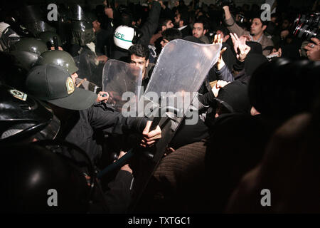 La police antiémeute iranienne en conflit avec des membres de l'Iran islamiste extrémiste bassidji au cours d'une manifestation en face de la Section des intérêts de la République arabe d'Egypte à Gaza Soutien à Téhéran, en Iran le 29 décembre 2008. (Photo d'UPI/Mohammad Kheirkhah) Banque D'Images