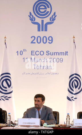 Le président iranien Mahmoud Ahmadinejad parle au Sommet mondial pour l'Organisation de coopération économique (ECO), Téhéran, Iran, le 11 mars 2009. L'Iran, Kazakhstan, Kirghizistan, Ouzbékistan, Pakistan, Afghanistan, Azerbaïdjan, Tadjikistan, Turkménistan et Turquie sont les membres de l'OCE. (Photo d'UPI/Bureau du président iranien) Banque D'Images