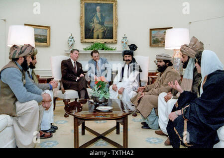 Du président américain Ronald Reagan se réunit avec les dirigeants des moudjahidin afghans dans le bureau ovale en 1983 Banque D'Images