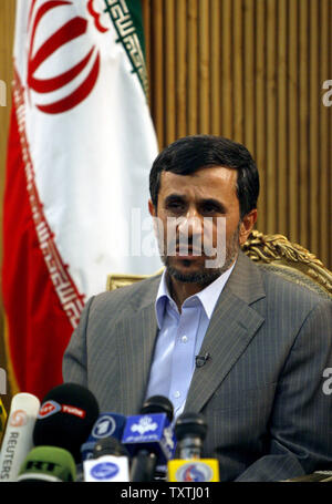 Le président iranien Mahmoud Ahmadinejad s'adresse à la presse à son retour à Téhéran, après avoir parlé à la 64e Assemblée Générale des Nations Unies à New York, à l'Aéroport International de Mehr-Abad à Téhéran, Iran, 26 septembre 2009. UPI/Photo Banque D'Images