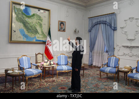 Le président iranien Mahmoud Ahmadinejad points à la carte de l'Iran comme il parle avec les journalistes avant sa réunion officielle avec le président du parlement bahreïni Khalifa bin Ahmad al-Zahrani présidentielle n lieu à Téhéran, Iran, le 7 janvier 2010. Maryam Rahmanian/UPI Banque D'Images