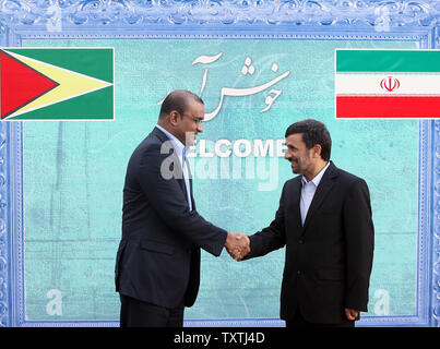 Le président iranien Mahmoud Ahmadinejad, serre la main avec le Président du Guyana Bharrat Jagdes à l'élection présidentielle place durant la cérémonie de bienvenue à Téhéran, Iran, le 20 janvier 2010. Maryam Rahmanian/UPI Banque D'Images