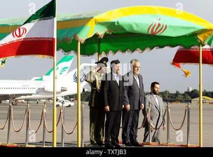 Le président iranien Mahmoud Ahmadinejad (2L) arrive à l'aéroport Mehrabad de Téhéran le 5 mai 2010, après son voyage aux États-Unis pour assister à la Conférence d'examen du Traité de non-prolifération des armes nucléaires au siège des Nations Unies à New York. Maryam Rahmanian/UPI Banque D'Images