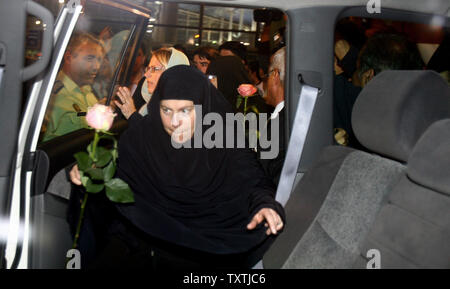 Cindy Hickey, mère de Shane Bauer arrive à une voiture alors qu'elle quitte l'aéroport Imam Khomeini le 19 mai 2010 à Téhéran, Iran. Shane Bauer, Sarah Shourd, 27, 31, et Josh Fattal, 27 ans, ont été arrêtés le 31 juillet après l'errance à travers la frontière de l'Iran lors d'une randonnée dans le nord de l'Iraq's région du Kurdistan. Maryam Rahmanian/UPI Banque D'Images