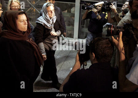 Nora Shourd (R), la mère de Sarah Shourd, et Cindy Hickey (L), la mère de Shane Bauer, arrivent à l'aéroport Imam Khomini le 21 mai 2010 à Téhéran, Iran, après qu'ils ont été autorisés à rendre visite à leurs enfants, qui ont été détenus en Iran lors d'une randonnée dans la frontière entre l'Iran et l'Iraq. Maryam Rahmanian/UPI Banque D'Images