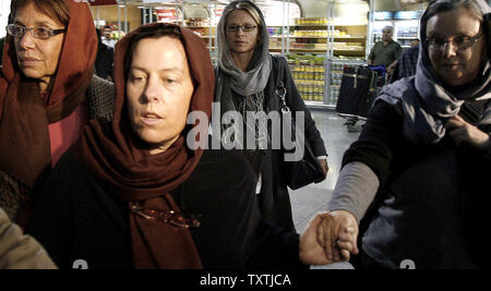 Nora Shourd (R), la mère de Sarah Shourd, et Cindy Hickey (C), la mère de Shane Bauer, arrivent à l'aéroport Imam Khomini le 21 mai 2010 à Téhéran, Iran, après qu'ils ont été autorisés à rendre visite à leurs enfants, qui ont été détenus en Iran lors d'une randonnée dans la frontière entre l'Iran et l'Iraq. Maryam Rahmanian/UPI Banque D'Images
