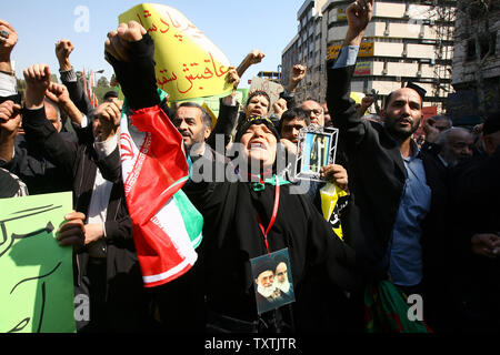 Les Iraniens d'assister à une démonstration de condamner le meurtre de manifestants anti-gouvernement à Bahreïn, à Téhéran, Iran, le 18 mars 2011. Des milliers d'Iraniens ont assisté à un rassemblement après la prière du vendredi pour condamner l'Arabie Saoudite et les Emirats Arabes Unis est l'intervention militaire au Bahreïn. UPI/Maryam Rahmanian . Banque D'Images