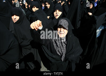 Les Iraniens d'assister à une démonstration de condamner le meurtre de manifestants anti-gouvernement à Bahreïn, à Téhéran, Iran, le 18 mars 2011. Des milliers d'Iraniens ont assisté à un rassemblement après la prière du vendredi pour condamner l'Arabie Saoudite et les Emirats Arabes Unis est l'intervention militaire au Bahreïn. UPI/Maryam Rahmanian . Banque D'Images