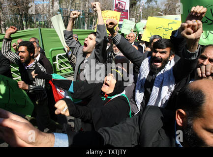 Les Iraniens d'assister à une démonstration de condamner le meurtre de manifestants anti-gouvernement à Bahreïn, à Téhéran, Iran, le 18 mars 2011. Des milliers d'Iraniens ont assisté à un rassemblement après la prière du vendredi pour condamner l'Arabie Saoudite et les Emirats Arabes Unis est l'intervention militaire au Bahreïn. UPI/Maryam Rahmanian . Banque D'Images