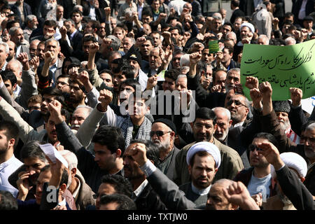 Les Iraniens d'assister à une démonstration de condamner le meurtre de manifestants anti-gouvernement à Bahreïn, à Téhéran, Iran, le 18 mars 2011. Des milliers d'Iraniens ont assisté à un rassemblement après la prière du vendredi pour condamner l'Arabie Saoudite et les Emirats Arabes Unis est l'intervention militaire au Bahreïn. UPI/Maryam Rahmanian . Banque D'Images