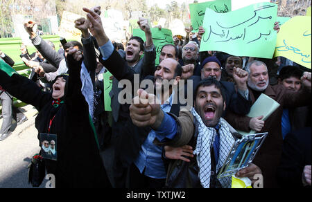 Les Iraniens d'assister à une démonstration de condamner le meurtre de manifestants anti-gouvernement à Bahreïn, à Téhéran, Iran, le 18 mars 2011. Des milliers d'Iraniens ont assisté à un rassemblement après la prière du vendredi pour condamner l'Arabie Saoudite et les Emirats Arabes Unis est l'intervention militaire au Bahreïn. UPI/Maryam Rahmanian . Banque D'Images