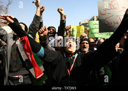 Les Iraniens d'assister à une démonstration de condamner le meurtre de manifestants anti-gouvernement à Bahreïn, à Téhéran, Iran, le 18 mars 2011. Des milliers d'Iraniens ont assisté à un rassemblement après la prière du vendredi pour condamner l'Arabie Saoudite et les Emirats Arabes Unis est l'intervention militaire au Bahreïn. UPI/Maryam Rahmanian . Banque D'Images