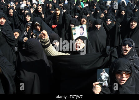 Les Iraniens d'assister à une démonstration de condamner le meurtre de manifestants anti-gouvernement à Bahreïn, à Téhéran, Iran, le 18 mars 2011. Des milliers d'Iraniens ont assisté à un rassemblement après la prière du vendredi pour condamner l'Arabie Saoudite et les Emirats Arabes Unis est l'intervention militaire au Bahreïn. UPI/Maryam Rahmanian . Banque D'Images