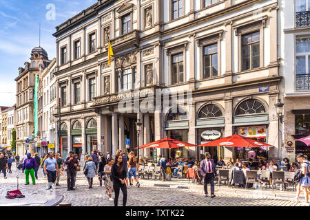 Rue animée dans le centre de Bruxelles, Belgique. Banque D'Images