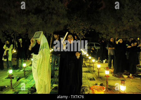 Les femmes iraniennes prier lors des cérémonies religieuses dans le cimetière des Martyrs de la guerre Iran-Irak, durant le mois de jeûne du Ramadan, Téhéran, Iran, le 22 août 2011. Maryam Rahmanian/UPI Banque D'Images