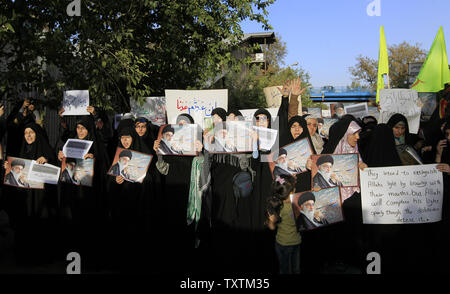 Des manifestants iraniens en conflit avec la police anti-émeute au cours d'une manifestation contre un magazine français's publication des caricatures du prophète Mahomet, l'Islam montrant, en face de l'Ambassade de France à Téhéran, Iran, le 23 septembre 2012. Maryam Rahmanian/UPI Banque D'Images