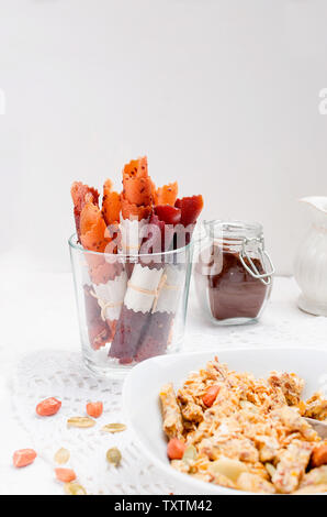 Plusieurs types de céréales de céréales avec écrous,Chips de noix de coco et fruits secs en plaque blanche pour le petit-déjeuner, de copier l'espace, alimentation saine notion Banque D'Images