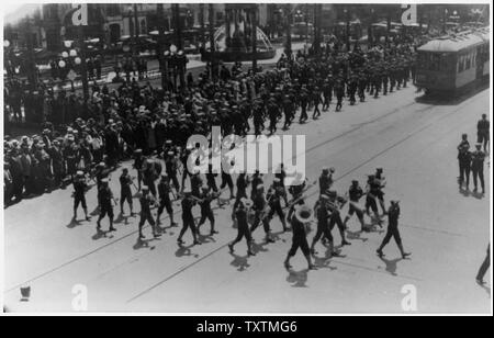 Le personnel de la Marine [ sur le défilé conduit par Navy Band avec street car en arrière-plan. Les voies de street car clairement visible dans street sur quel groupe ins marching.] Banque D'Images