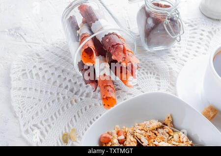 Plusieurs types de céréales de céréales avec écrous,Chips de noix de coco et fruits secs en plaque blanche pour le petit-déjeuner, de copier l'espace, alimentation saine notion Banque D'Images