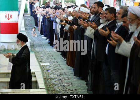 Cette photo officielle mise à disposition par le chef suprême de l'Iran l'Iran site web montre l'Ayatollah Khamenei menant de l'Eid al-Fitr prière à l'université de Téhéran, Téhéran, Iran, le 9 août 2013. L'Eid-al-Fitr marque la fin du mois de jeûne musulman du Ramadan. UPI Banque D'Images