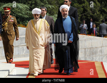 Le Sultan Qaboos bin Sa'id id (L) accueilli par le président iranien Hassan Rohani au palais présidentiel à Téhéran, Iran, le 25 août 2013.Le monarque omanais est le premier chef d'État à visiter Téhéran depuis Rohani a pris ses fonctions le 4 août. Maryam Rahmanian/UPI Banque D'Images